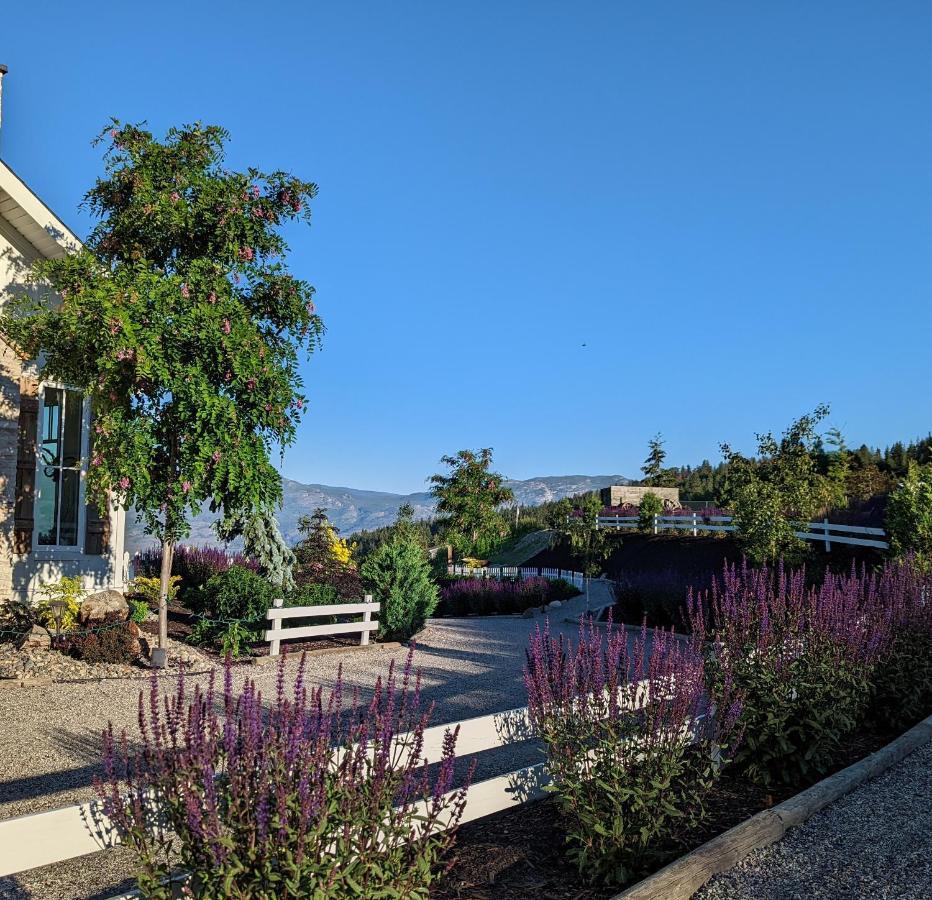 ווסט קלונה Autumn Lane B&B, Farmhouse Elegance & Stunning Lakeviews מראה חיצוני תמונה
