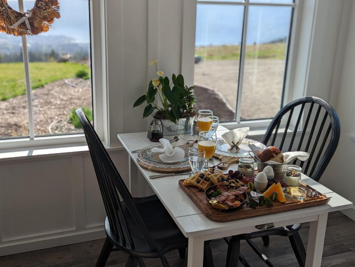 ווסט קלונה Autumn Lane B&B, Farmhouse Elegance & Stunning Lakeviews מראה חיצוני תמונה