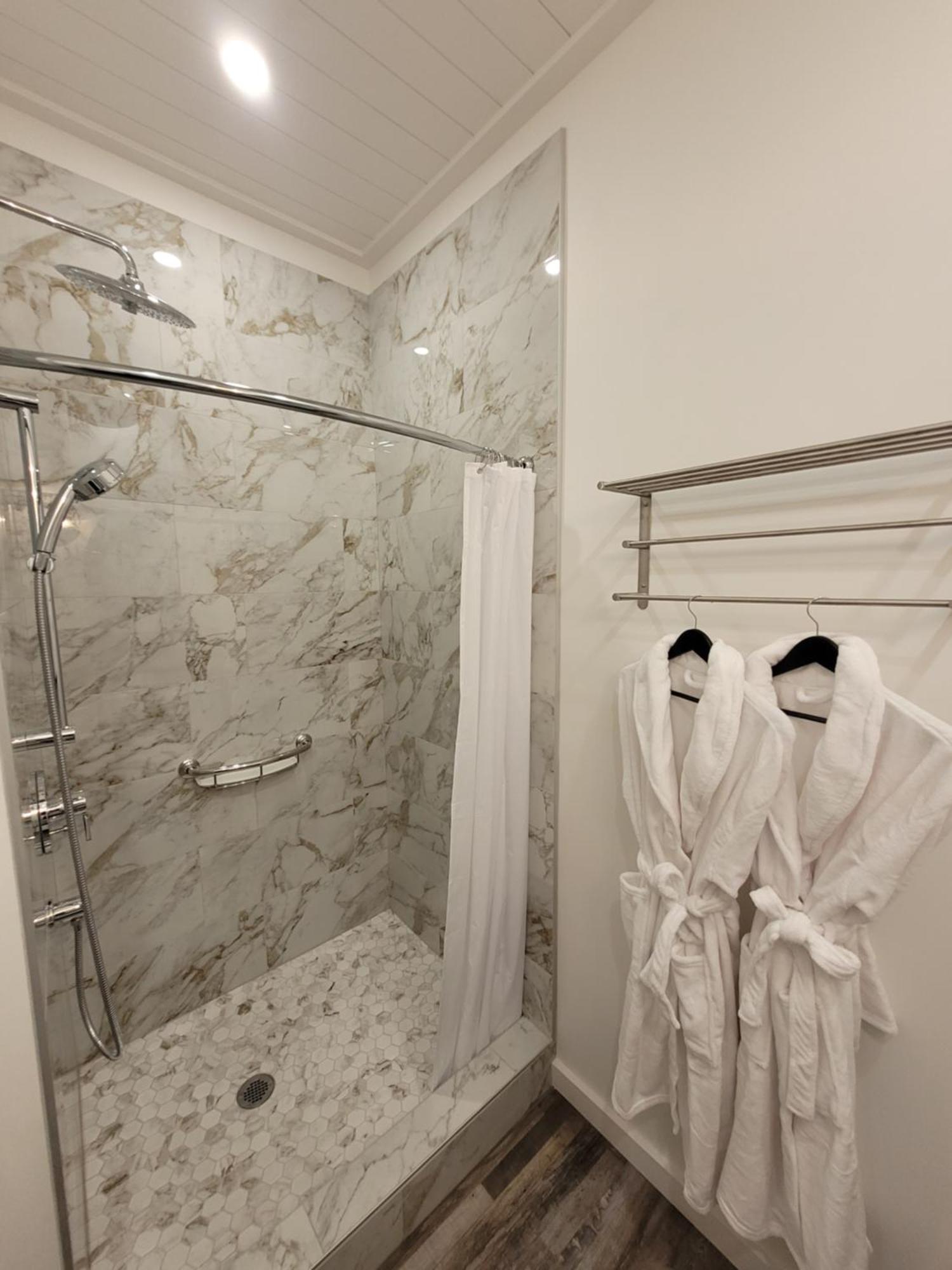 ווסט קלונה Autumn Lane B&B, Farmhouse Elegance & Stunning Lakeviews מראה חיצוני תמונה