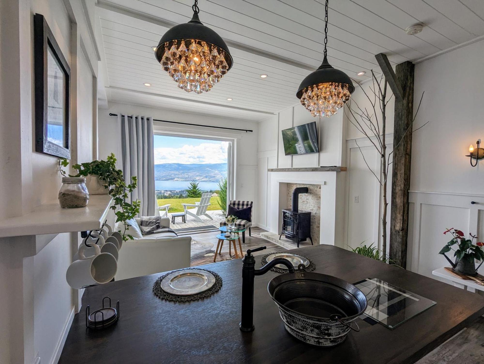 ווסט קלונה Autumn Lane B&B, Farmhouse Elegance & Stunning Lakeviews מראה חיצוני תמונה
