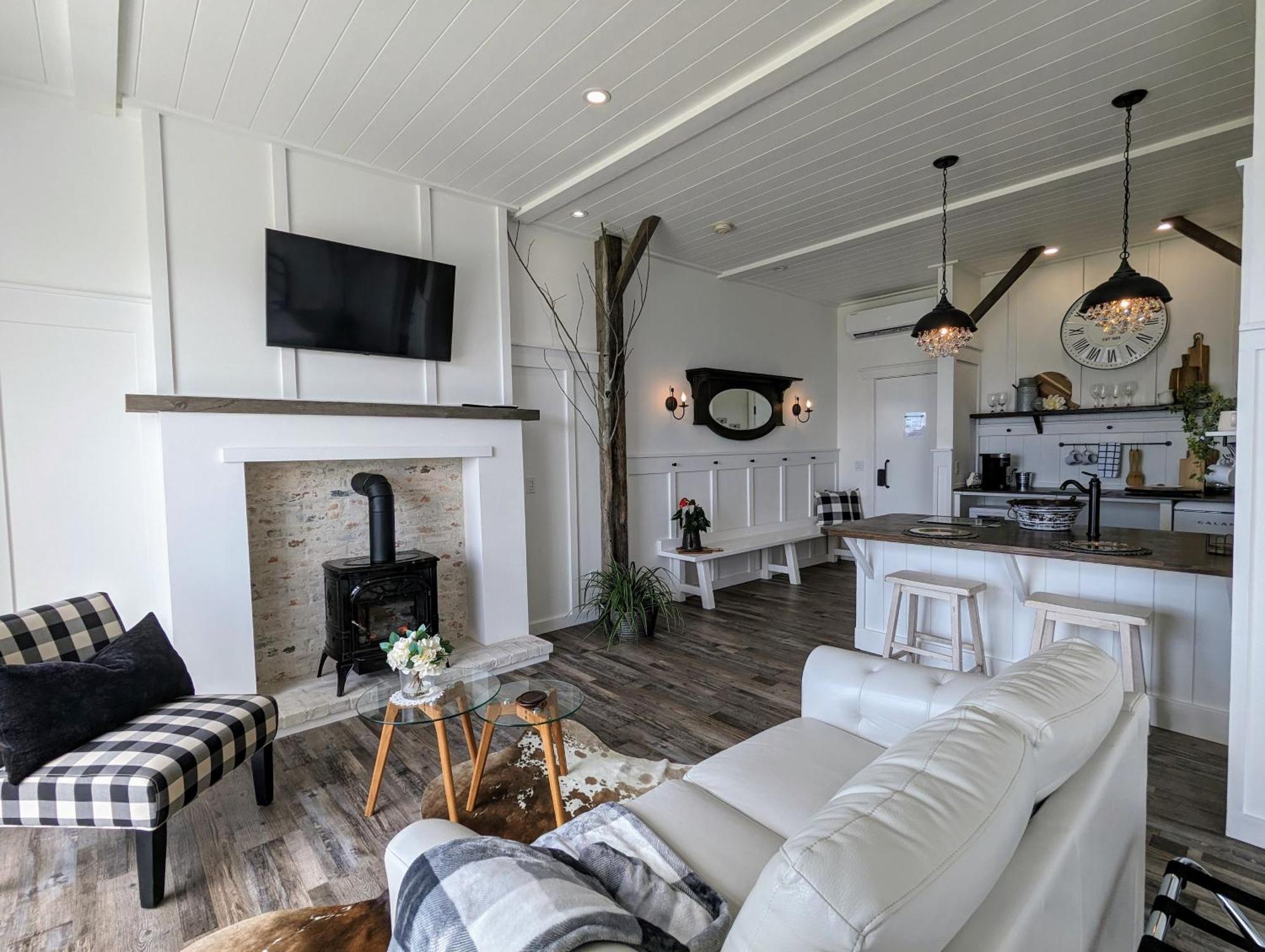 ווסט קלונה Autumn Lane B&B, Farmhouse Elegance & Stunning Lakeviews מראה חיצוני תמונה