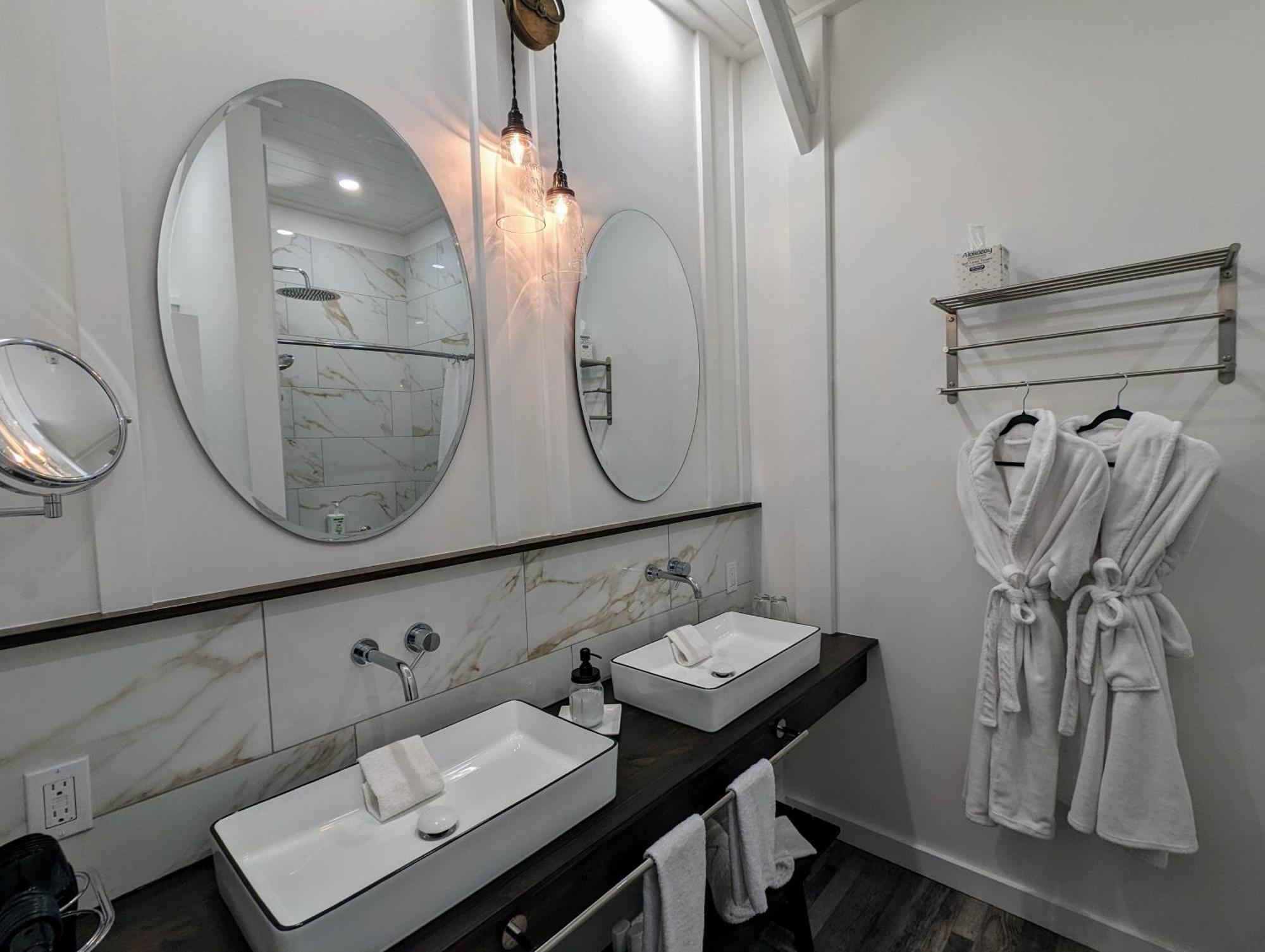 ווסט קלונה Autumn Lane B&B, Farmhouse Elegance & Stunning Lakeviews מראה חיצוני תמונה