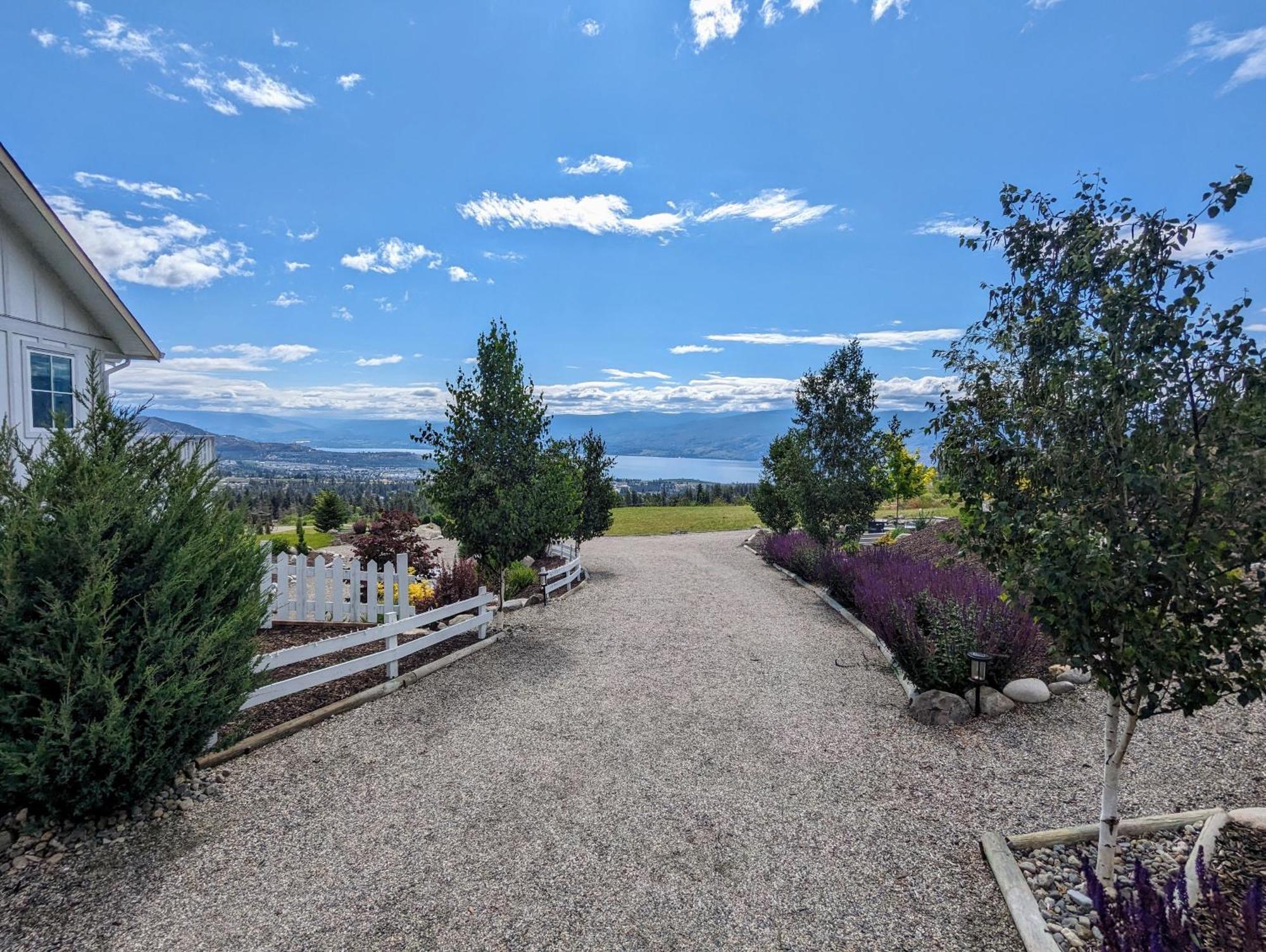 ווסט קלונה Autumn Lane B&B, Farmhouse Elegance & Stunning Lakeviews מראה חיצוני תמונה