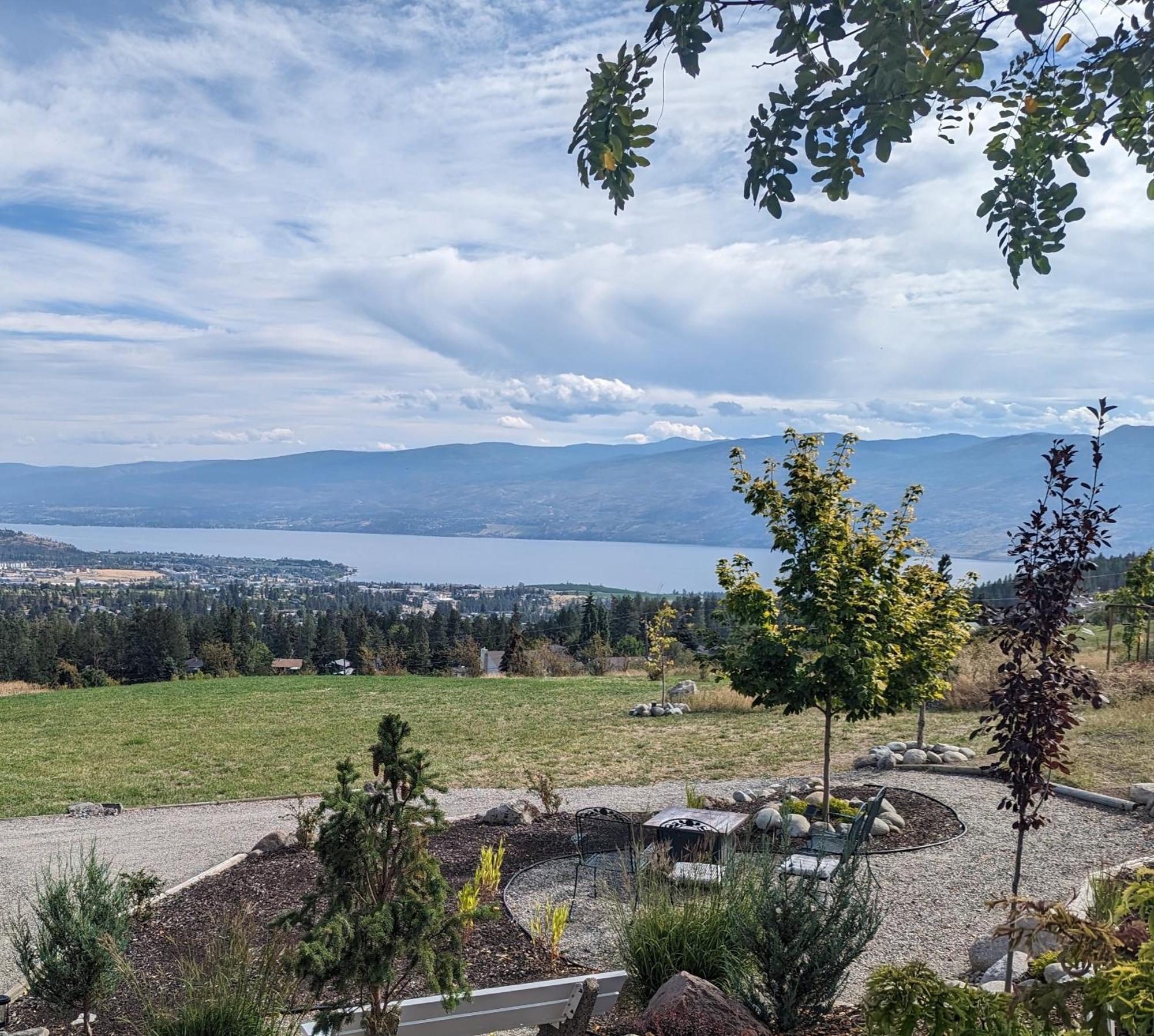 ווסט קלונה Autumn Lane B&B, Farmhouse Elegance & Stunning Lakeviews מראה חיצוני תמונה